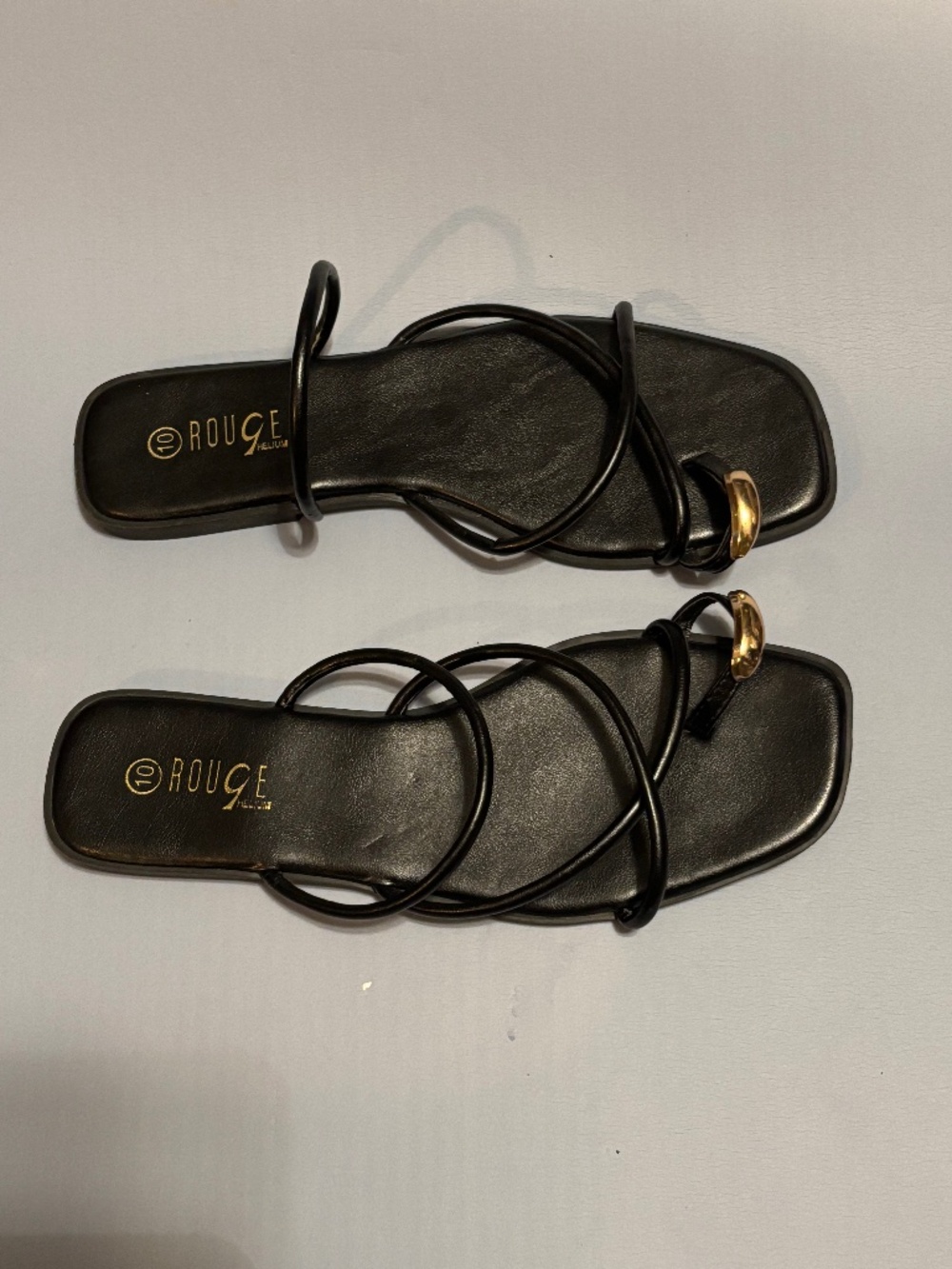Rouge Helium  Sandals with Toe Rings Black/Gold Sz 10M